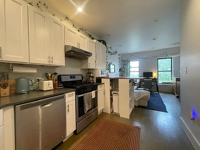 686 Sackett St #4R — Photo 2