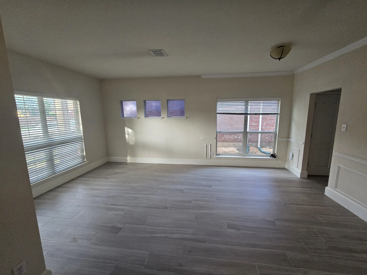 4 bed, 2.5 bath, 2386 sqft, $2,300 — Photo 2