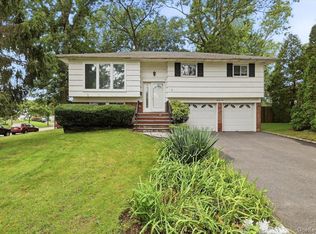 22 Cedar St, Syosset, NY 11791