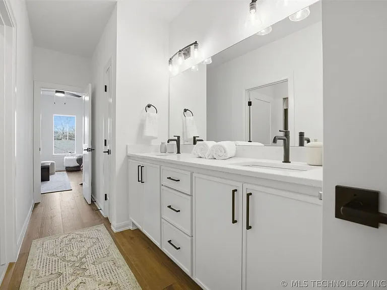 504 E B St — Photo 27