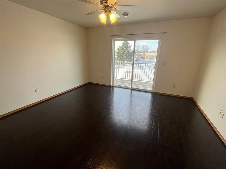 513 16th Ave NE #6 — Photo 3