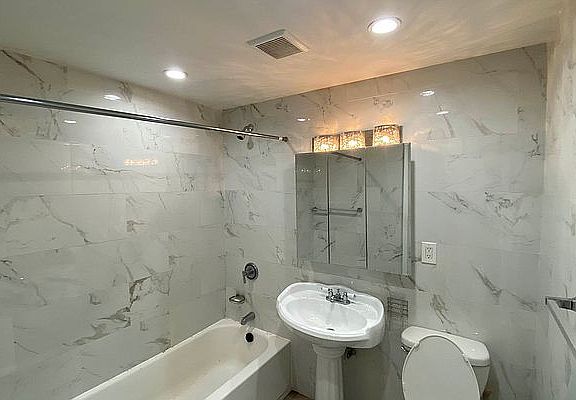 5th image of 21-20 Hoyt Ave S #1