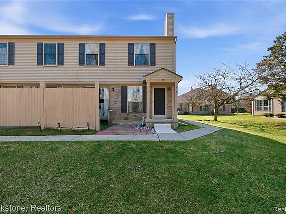 2nd image of 110 Pine Tree Ridge Dr Unit 3