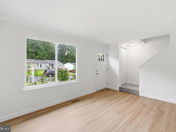 5th image of 282 Greenleaf Cir