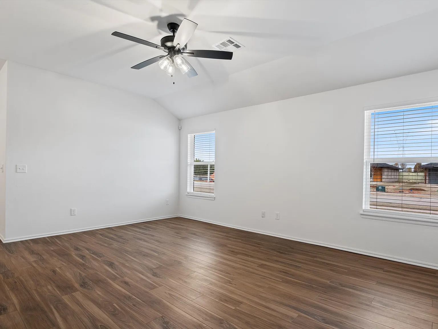 3 bed, 1340 sqft, $1,560 — Photo 4