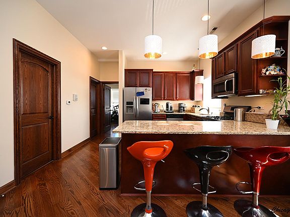 5th image of 5910 N Milwaukee Ave #2
