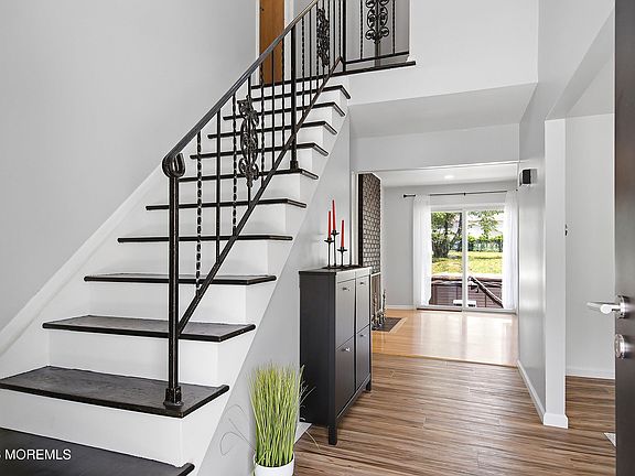 3rd image of 10 Beacon Drive