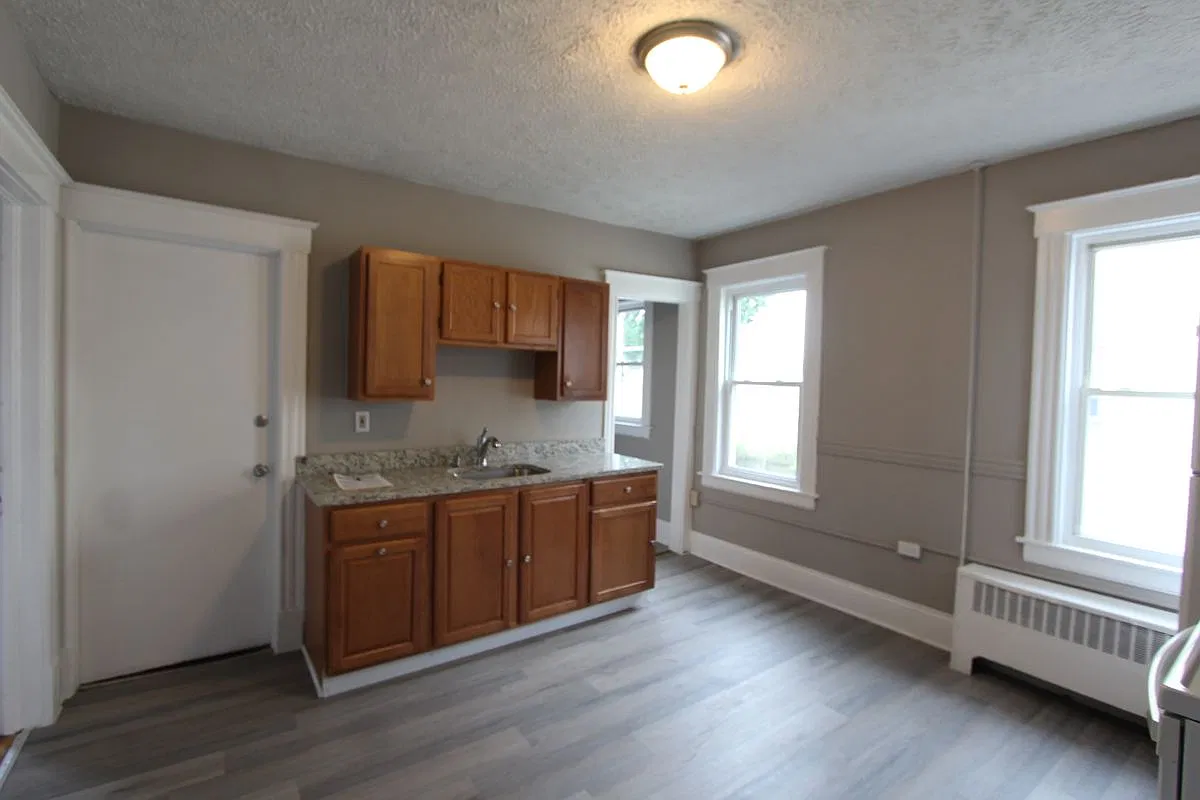 2 bed, 1.0 bath, 1167 sqft, $1,600 — Photo 2