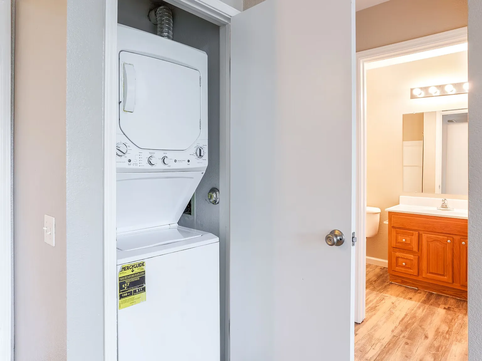 2 bed, 912 sqft, $2,207 — Photo 2