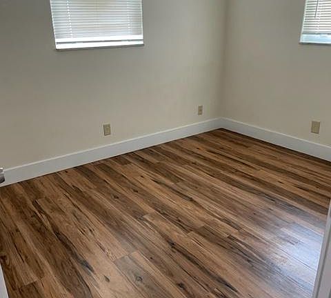 4th image of 9252 SE Parkway Dr