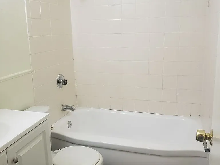 Spacious unit in Lakewood featuring abundant natural light and a central courtyard — Photo 10