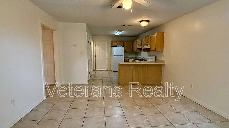 2 bed, 1.0 bath, 900 sqft, $850 — Photo 2
