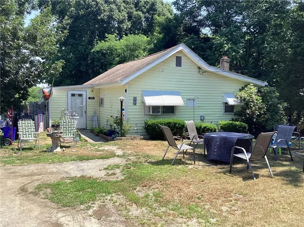 329 Namquid Dr, Warwick, RI 02888