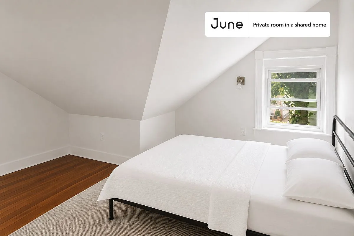 Queen bedroom in 6 bed/2 bath home in Allston #539 E — Photo 1
