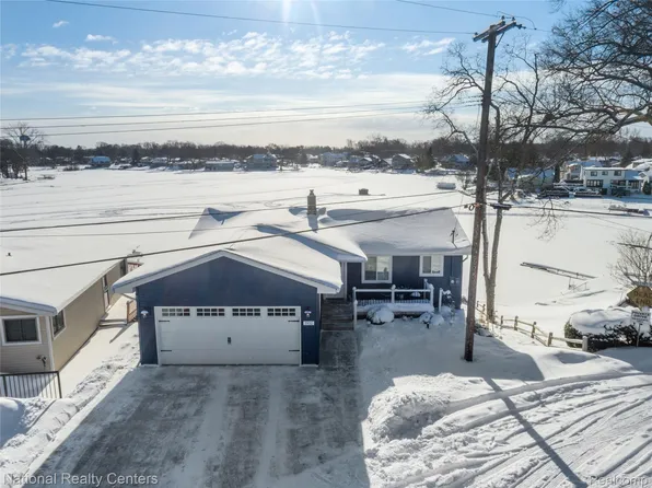 3930 Lamont Dr, Waterford, MI 48329