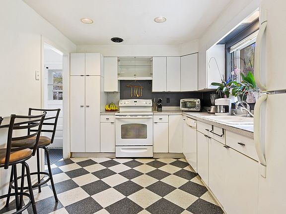 5th image of 1392 Sunnyside Ave