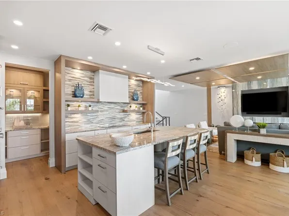 121 Barefoot CIR #16, BONITA SPRINGS, FL 34134