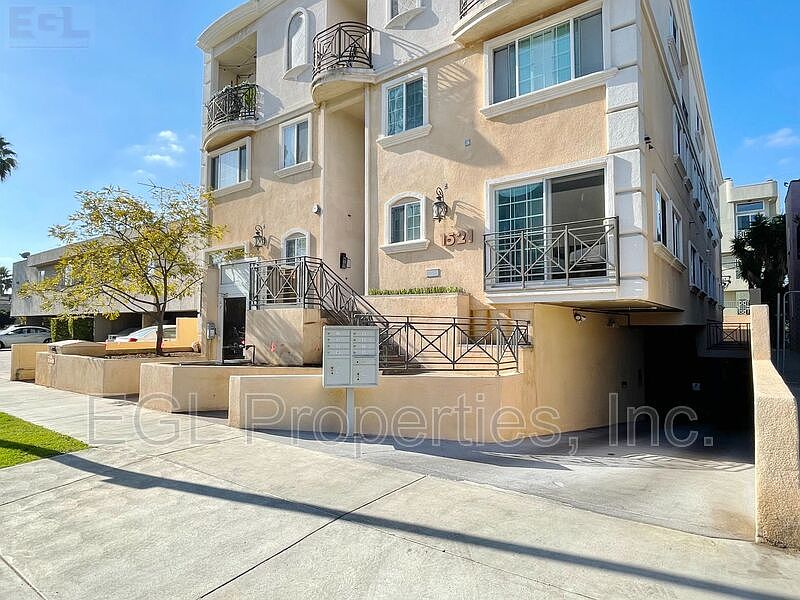 1st image of 1521 S Hayworth Ave Unit 104