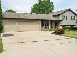 3233 S Huckleberry Ln, Appleton, WI 54915