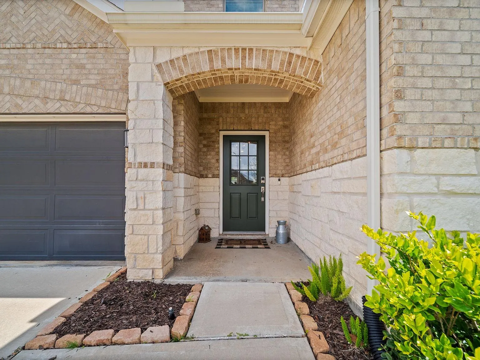 4 bed, 3.0 bath, 2550 sqft, $2,700 — Photo 3