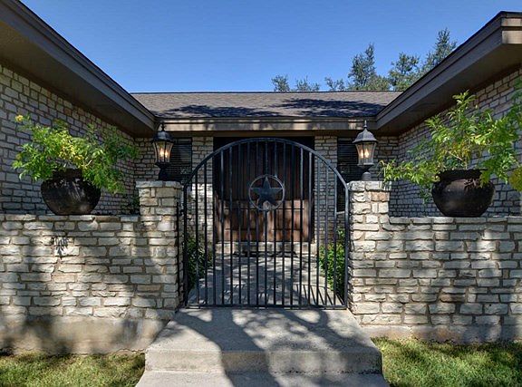 5th image of 2106 Westridge Cir