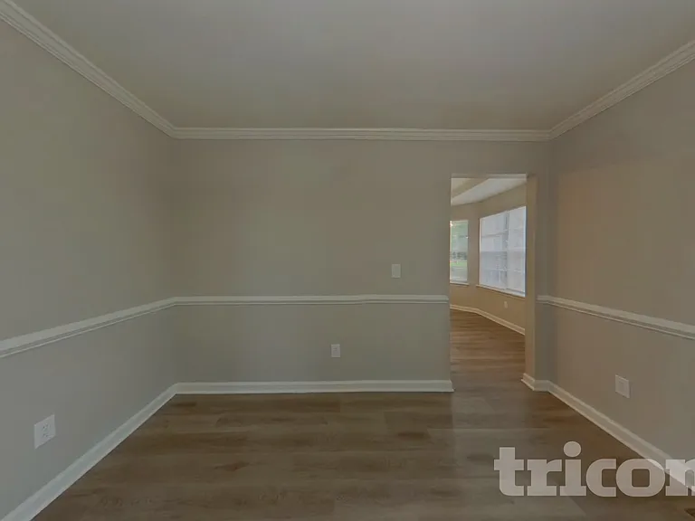 1105 Glendevon Cir — Photo 3