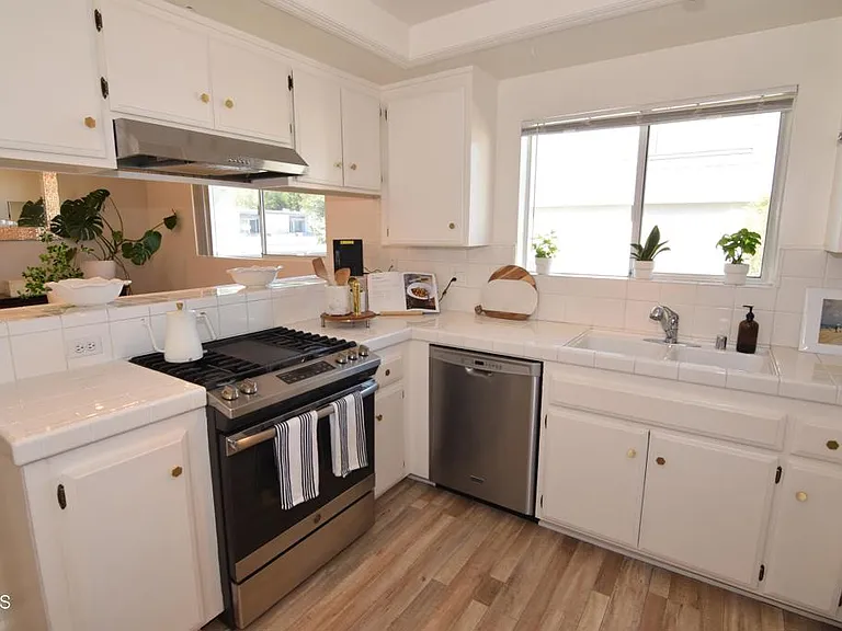 18550 Hatteras St #73 — Photo 8