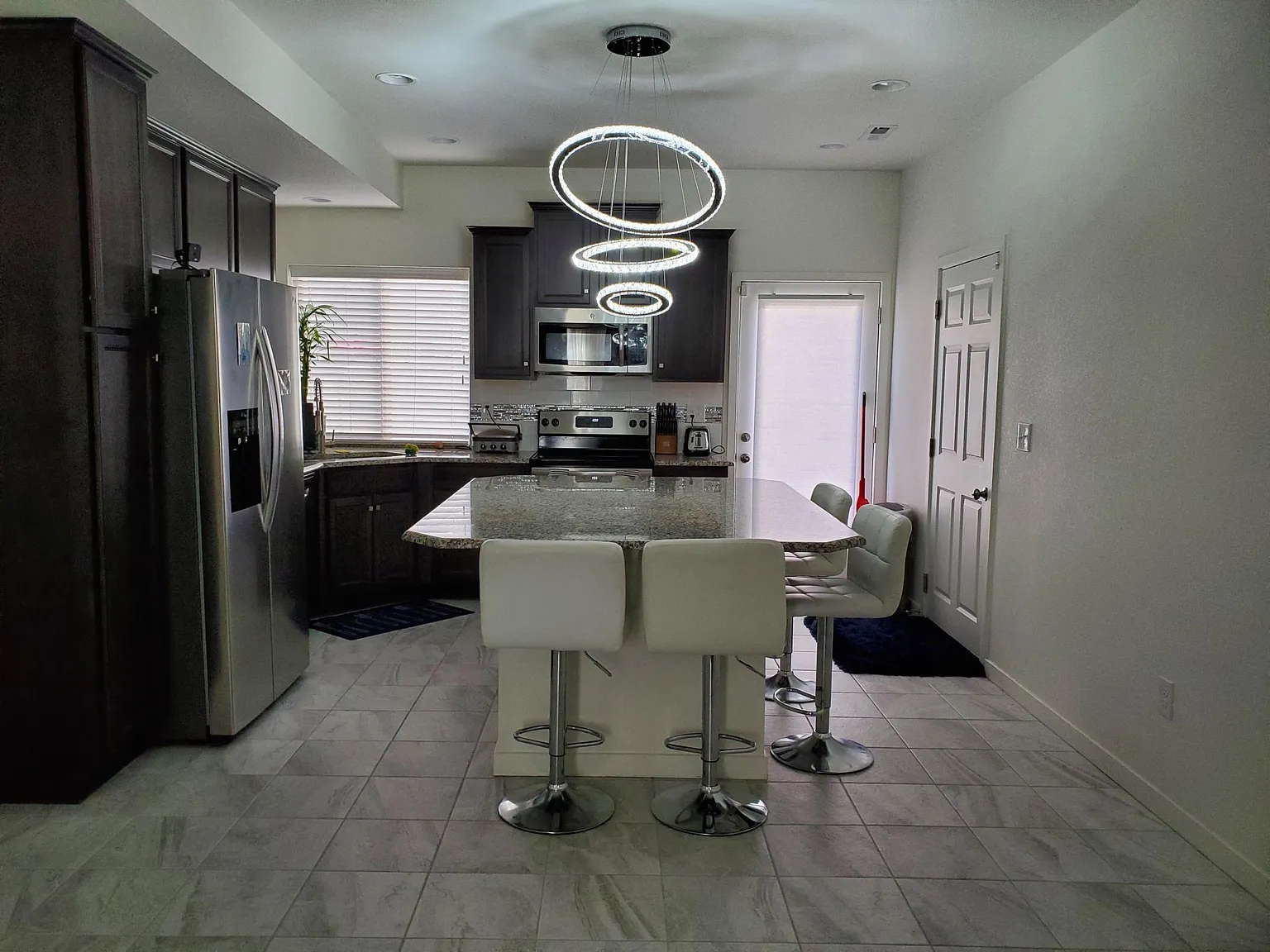 3 bed, 2.5 bath, 1900 sqft, $3,000 — Photo 3