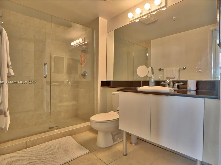 31 SE 5th St #1504 — Photo 3