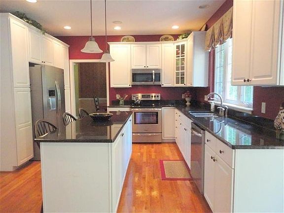 3rd image of 2270 Endovalley Dr