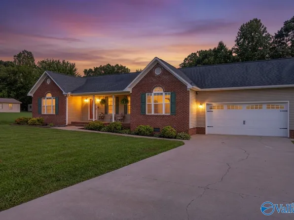 305 Sand Mountain Dr, Rainsville, AL 35986