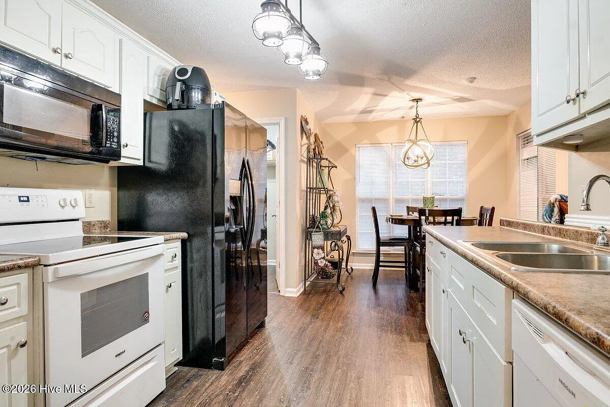 3 bed, 2.0 bath, 1350 sqft, $1,695 — Photo 3