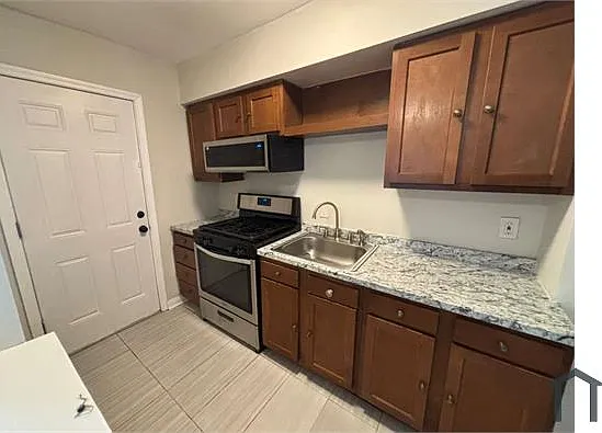 3 bed, $1,900 — Photo 1