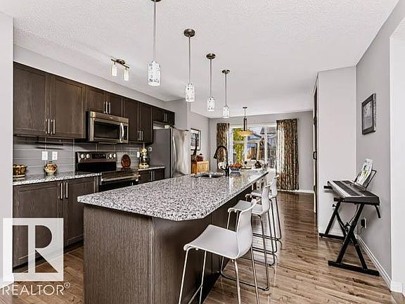 5th image of 8323 Ellis Cres NW