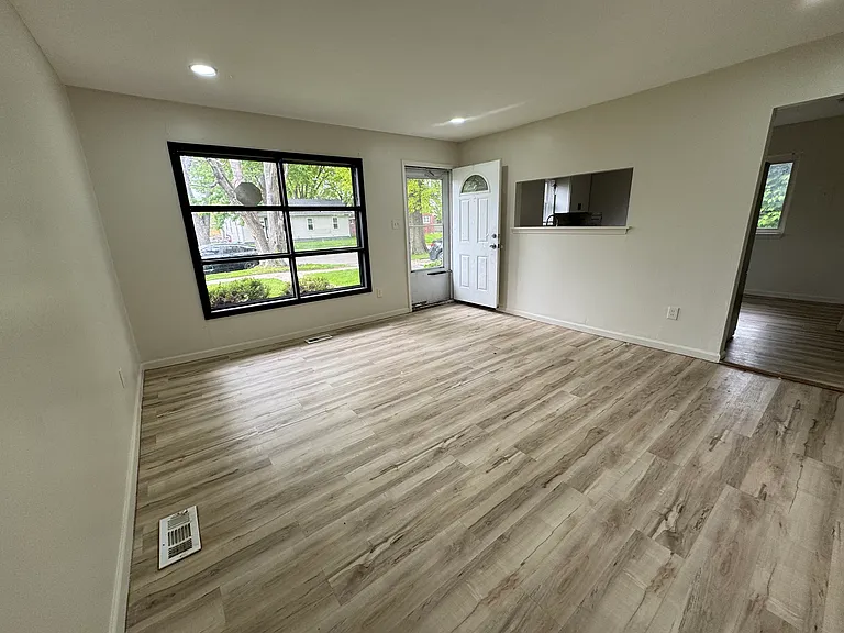 30247 Glenwood St — Photo 7