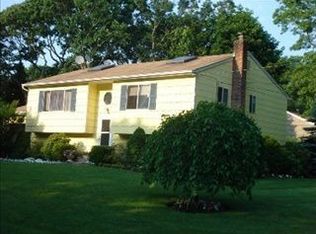 8 Trail Rd, Hampton Bays, NY 11946