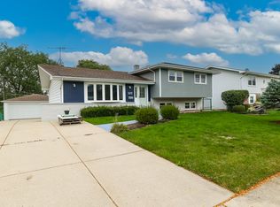 1692 Kingsdale Rd, Hoffman Estates, IL 60169