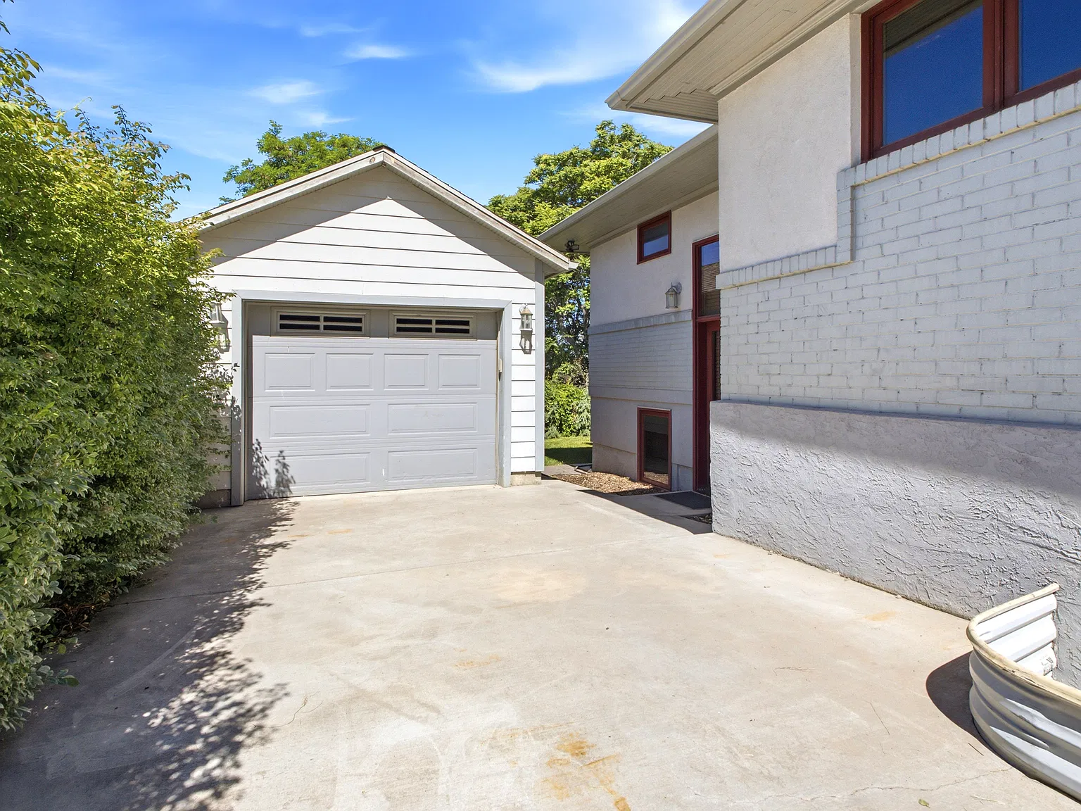 4 bed, 2.5 bath, 2546 sqft, $3,300 — Photo 2