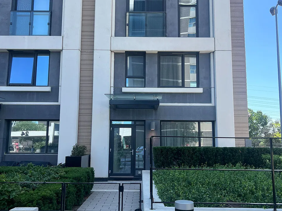 9 Mabelle Ave #Townhouse 1