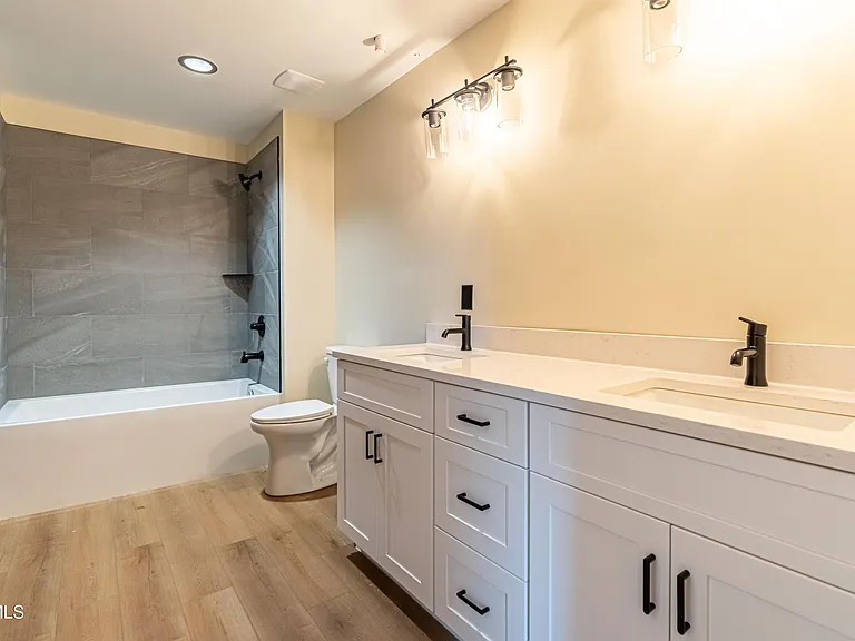453 E Main St #900 — Photo 6