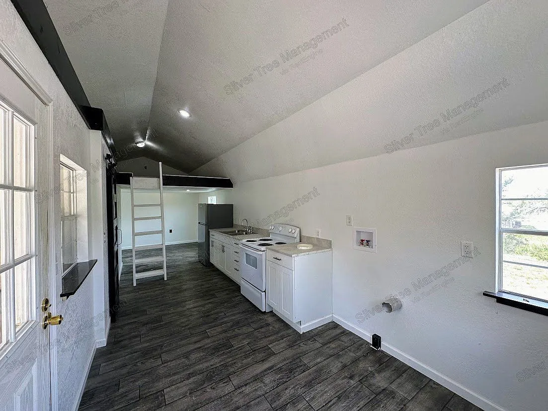1 bed, 1.0 bath, 400 sqft, $600 — Photo 2