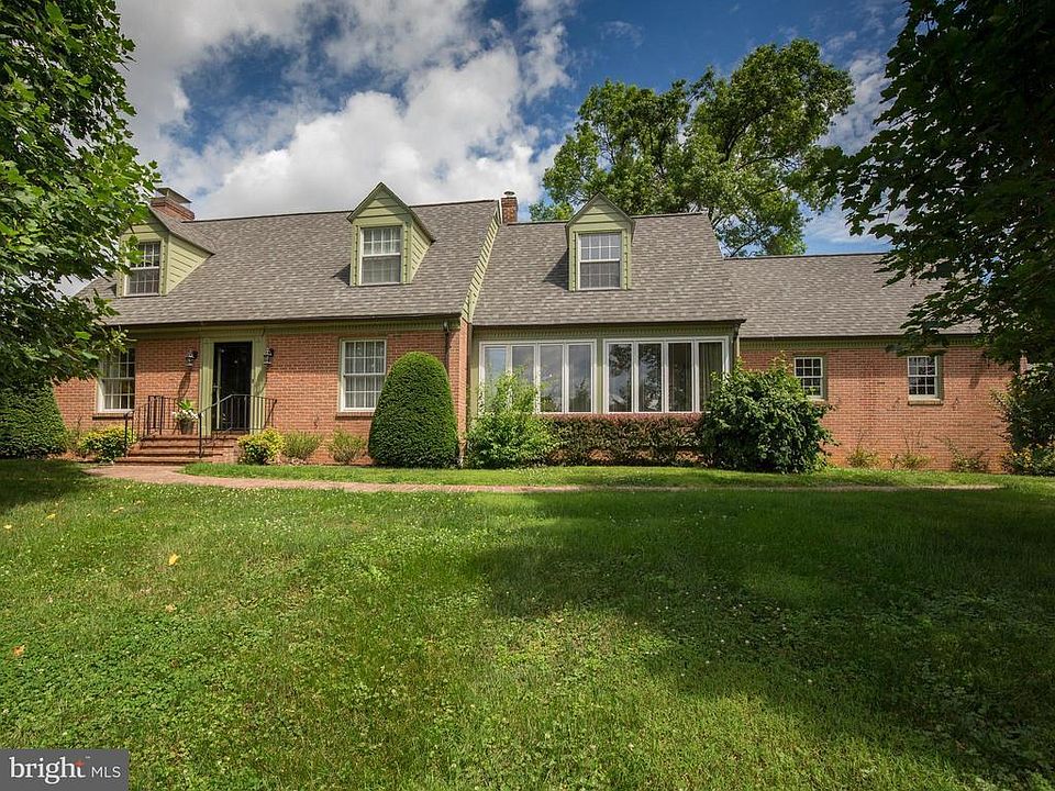 1st image of 150 Country Club Cir