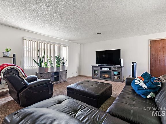 3rd image of 818 S White Cloud Dr