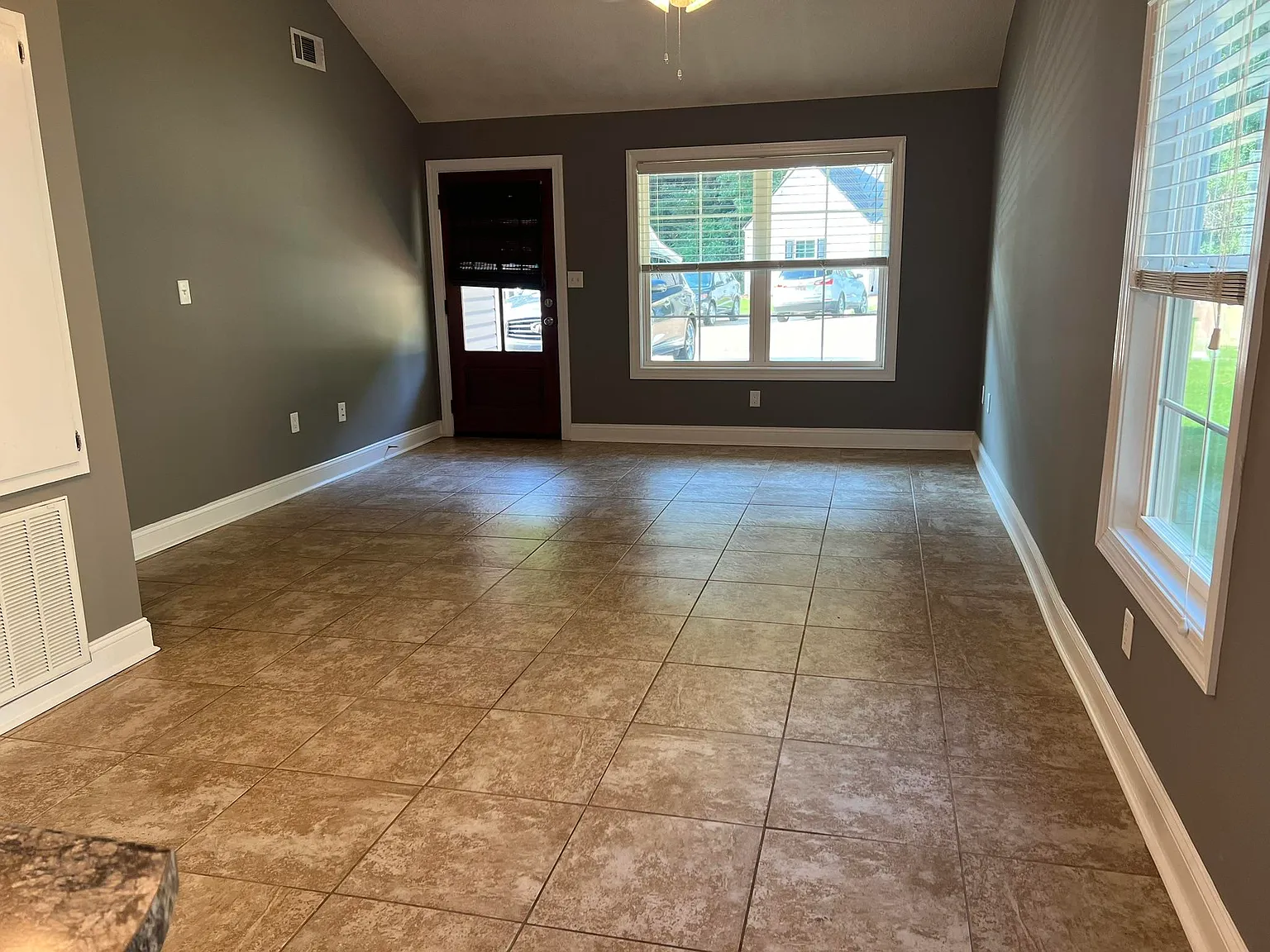 1607 Oxford Place — Photo 4