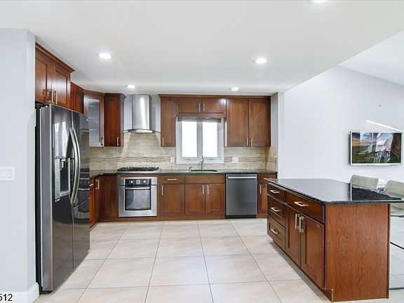 4th image of 565 Center St