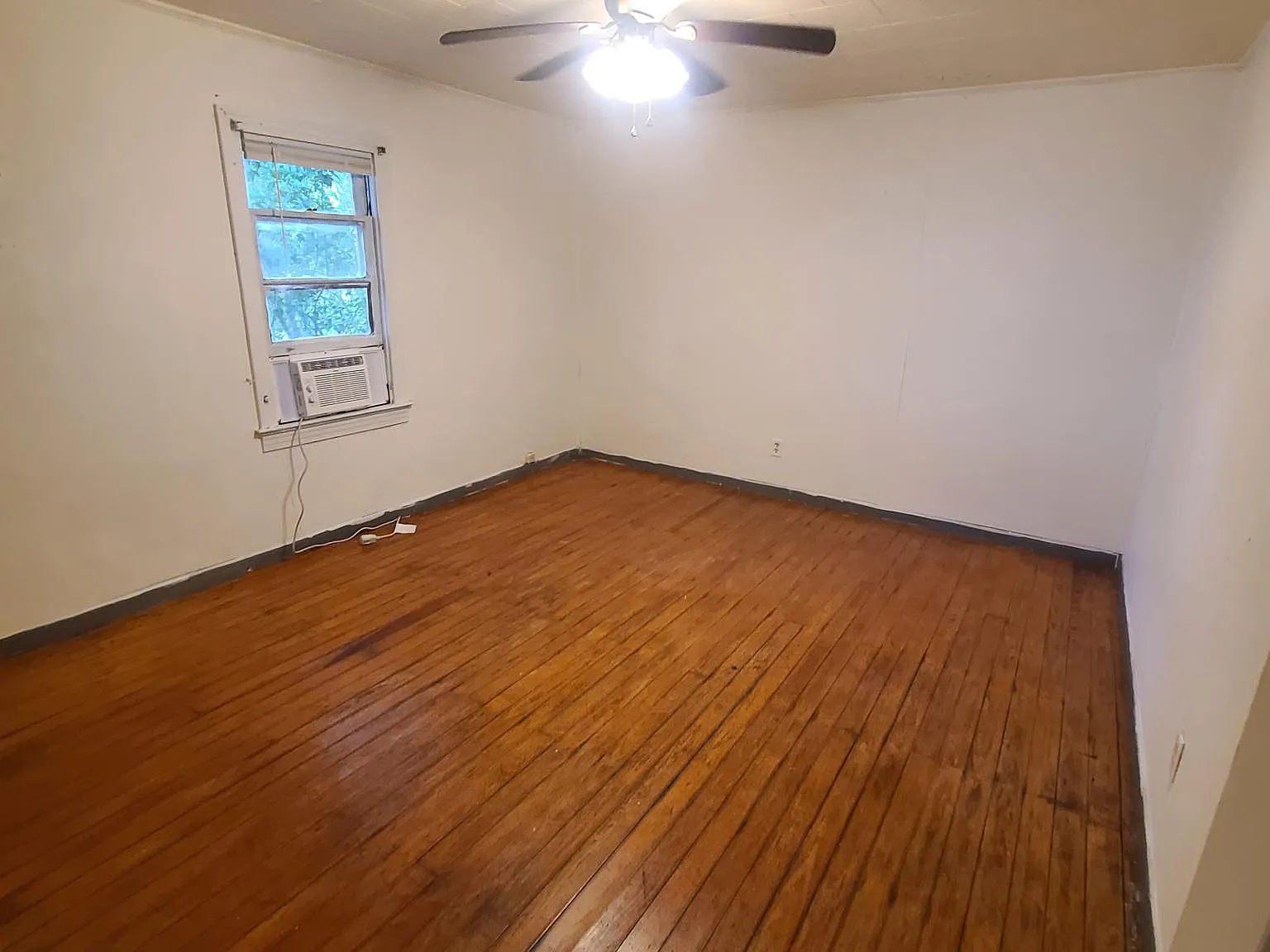 1402 Maude Ave — Photo 3
