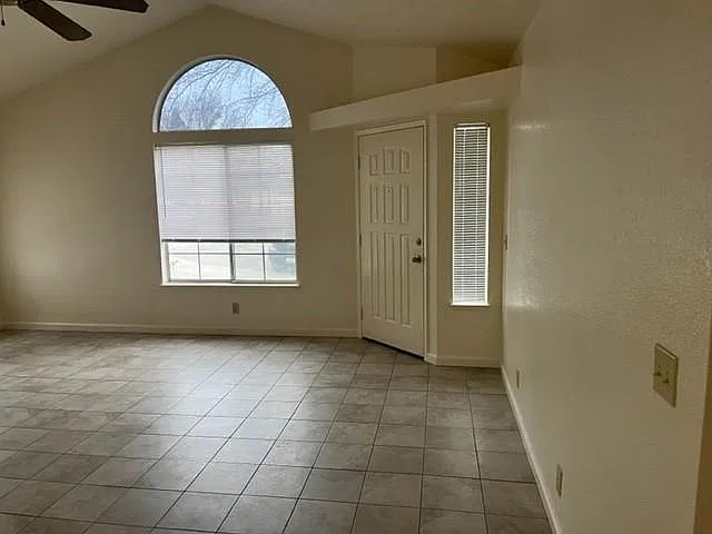 3 bed, 1244 sqft, $2,100 — Photo 3