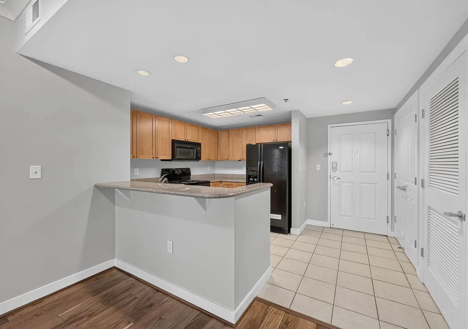 Prime DC Living: Executive 2BD/2BA Apartment in Chinatown/Gallery Place — Photo 3