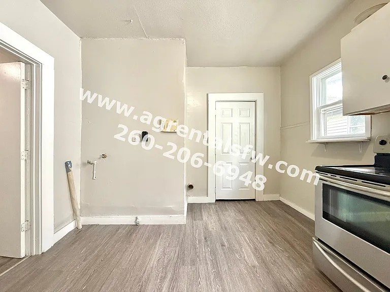 2430 Thompson Ave — Photo 8