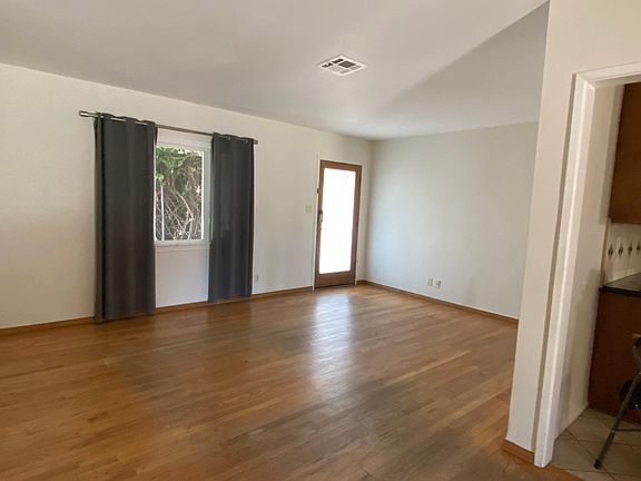 3rd image of 5838 Jamieson Ave